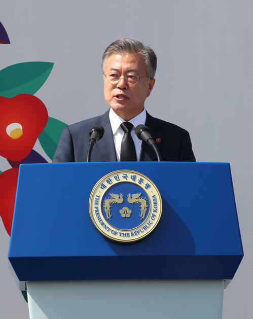 문재인 대통령이 3일 제주시 봉개동 4ㆍ3 평화공원에서 열린 제70주년 4ㆍ3희생자 추념식에서 추념사를 하고 있다. 연합뉴스